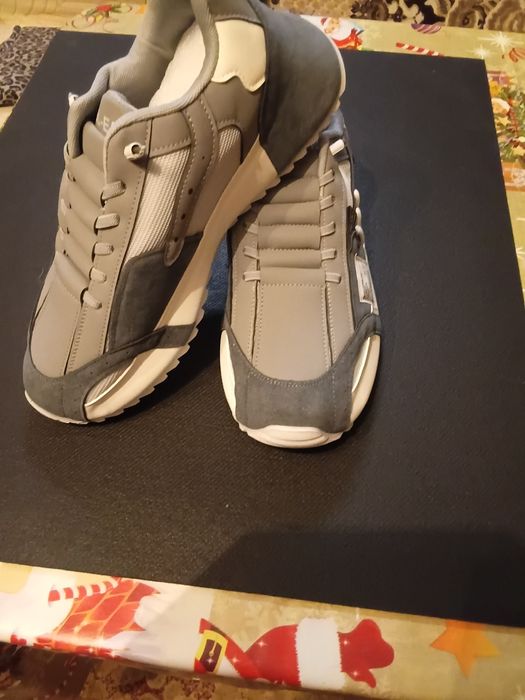 Продам мужские кроссовки