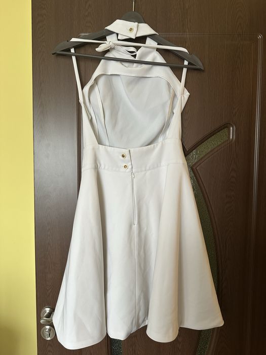 Бяла коктейлна рокля с гол гръб, размер S