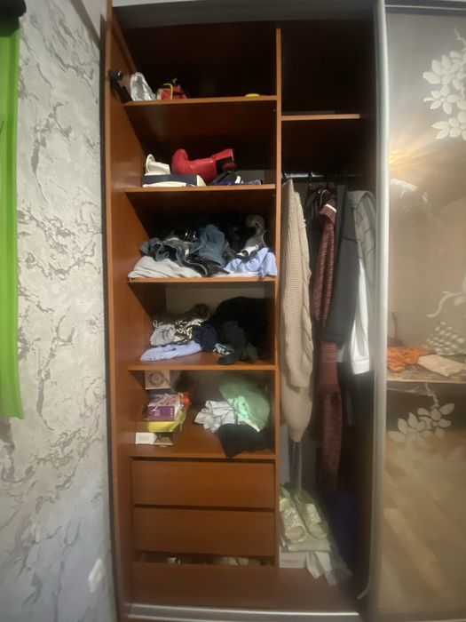 Шкаф купе с зеркальными дверьми