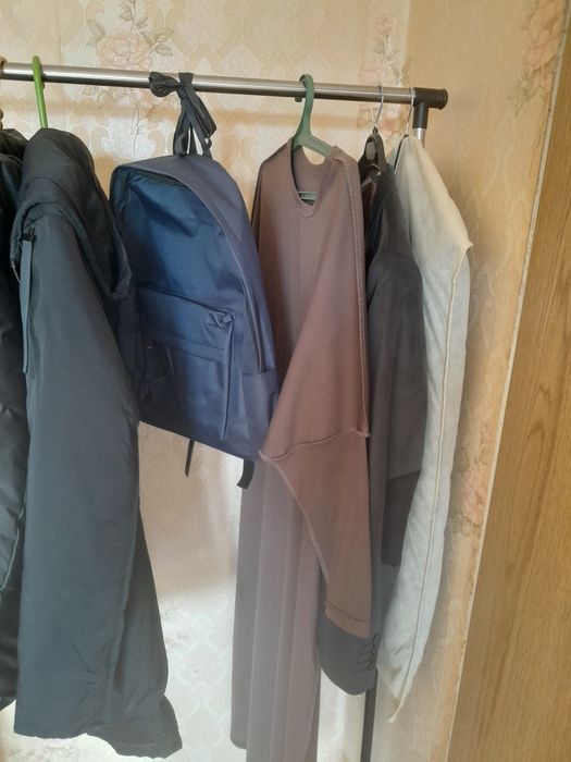 Напольная вешалка в хорошем состоянии