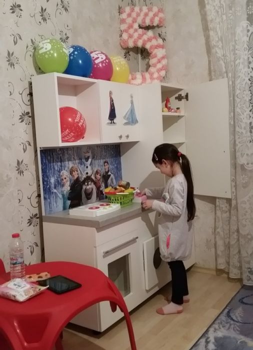 Дървена детска кухня и дървен шкаф за играчки и книги