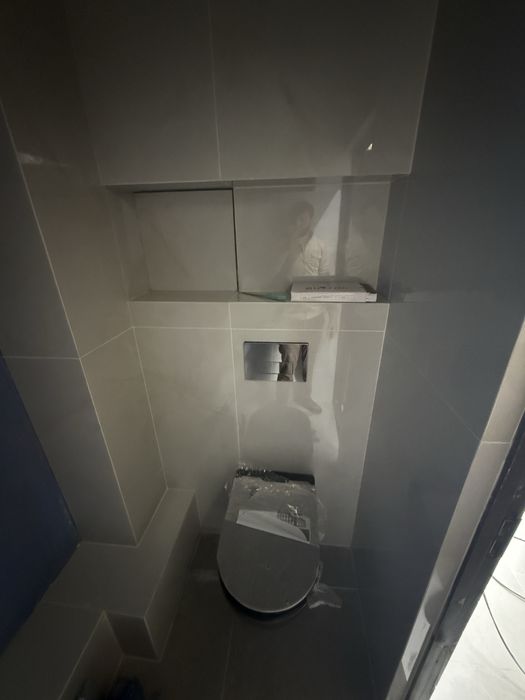 ПРОДАЕТСЯ коммерческое СВОЁ Ор р: метро Новза площадь 20м