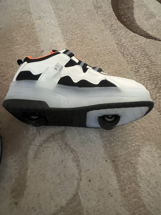 Adidasi role cu leduri numar 34