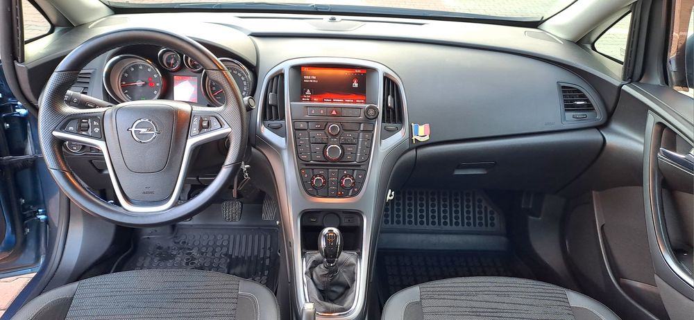 Vând Opel Astra j Enjoy Sedan.