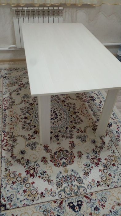 Продам стол белый кухонный