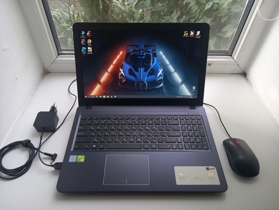 ASUS VivoBook\Core i3-7020U\2.3GHz\4GB ОЗУ\1000GB HDD\NVIDIA MX110 2GB