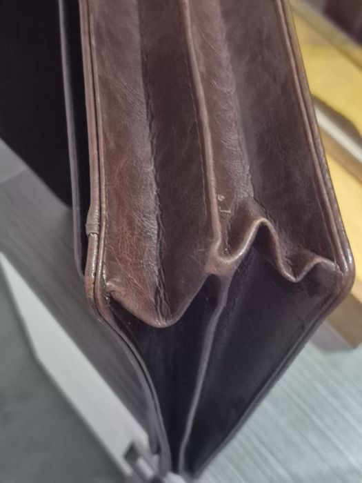 Италианска бизнес чанта от кафява естествена кожа със заключване с код