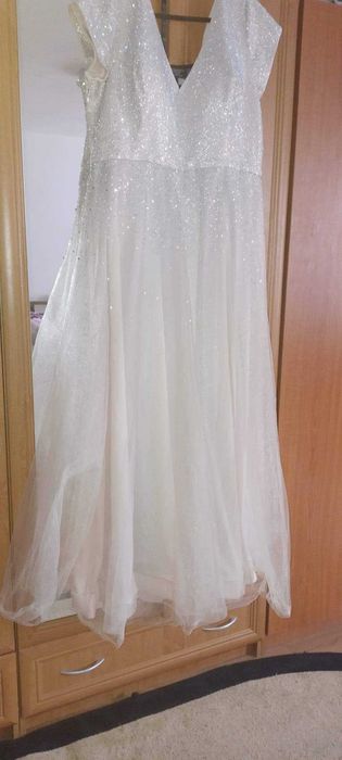 Rochie mireasa sau nașa soavrs