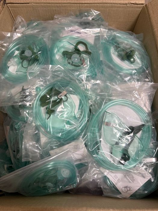 кислородные маски, используемые для подачи кислорода пациентам с затру