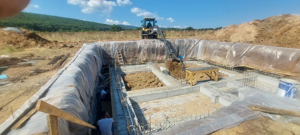 Услуги с комбиниран багер.Свредел и самосвал.