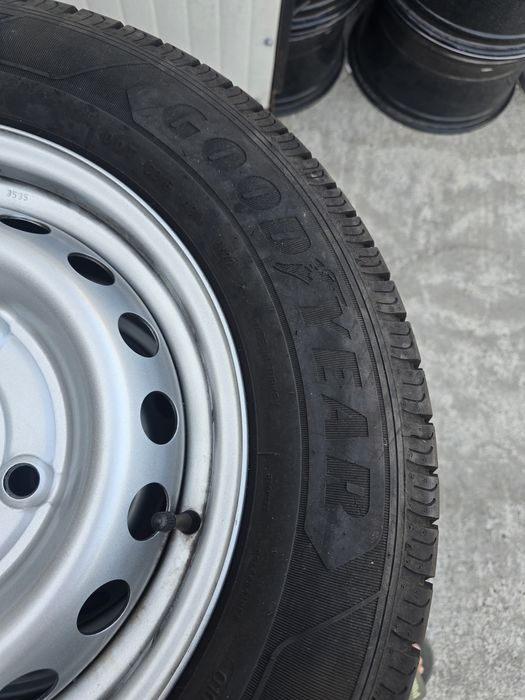 4 Броя Бусови 215/65/15C Goodyear 2x9mm 2x8mm 22dot