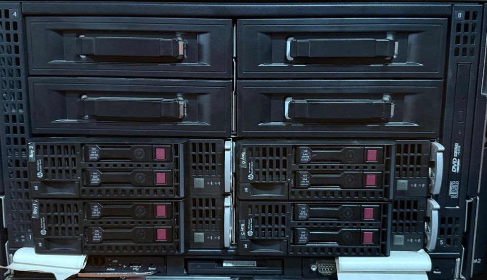 Продам Blade-сервер HP BladeSystem c3000