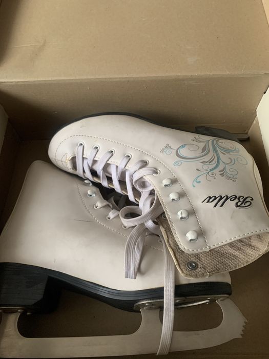 Продам коньки фигурные белые