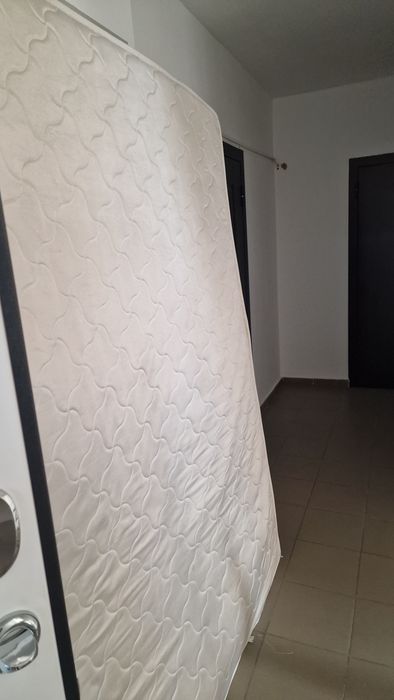 Отдам бесплатно матрас и 3 стула