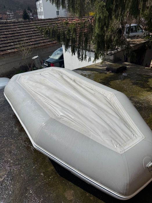 Продавам лодка Tohamaran 2,80