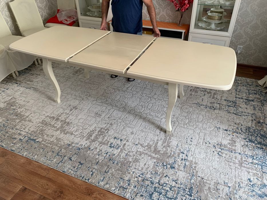 Обеденный стол для гостей