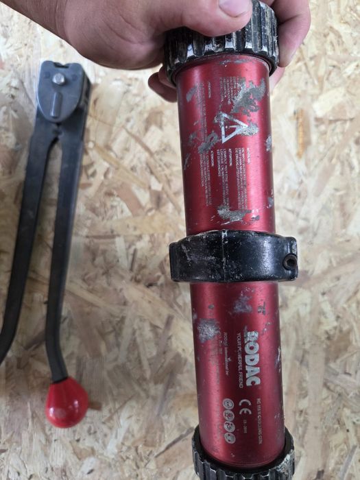 Pistol de  etanșare pneumatic si capsator manual