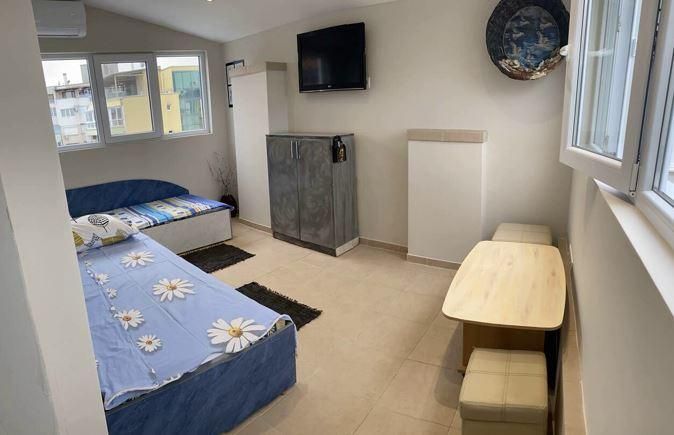 Дава се под наем Тристаен апартамент в Бургас, Лазур - 80 кв.м за 663 € - Снимка #2