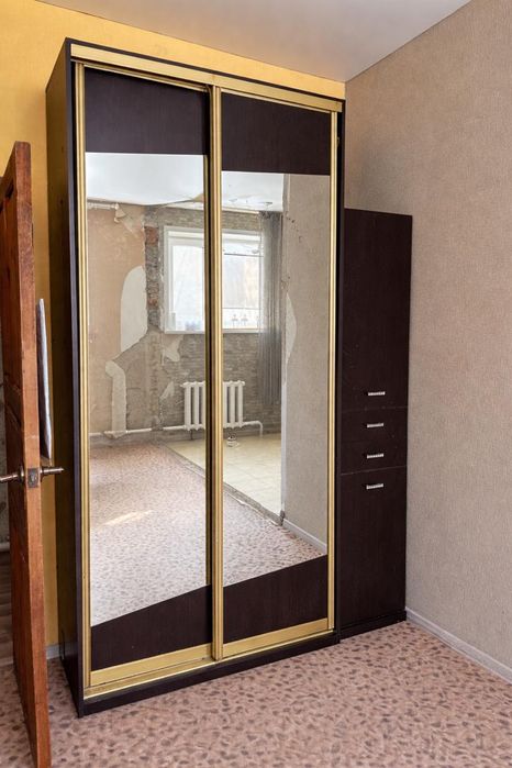 Продам шифоньер купе вместительный