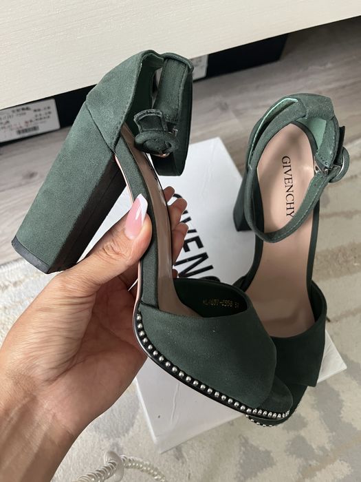 Симпатичные босоножки