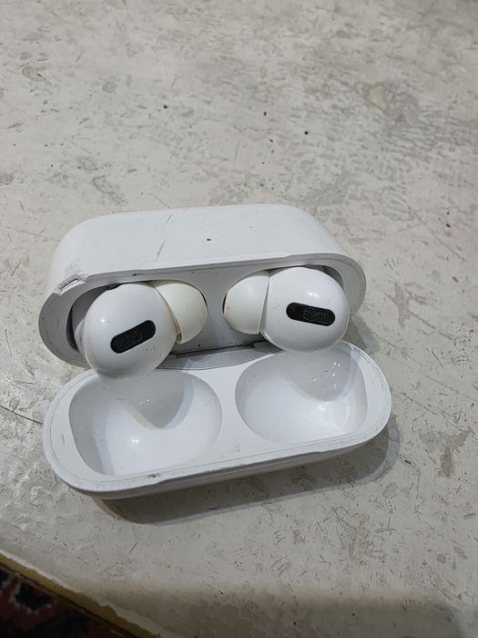 AirPods Pro (1-го поколения).