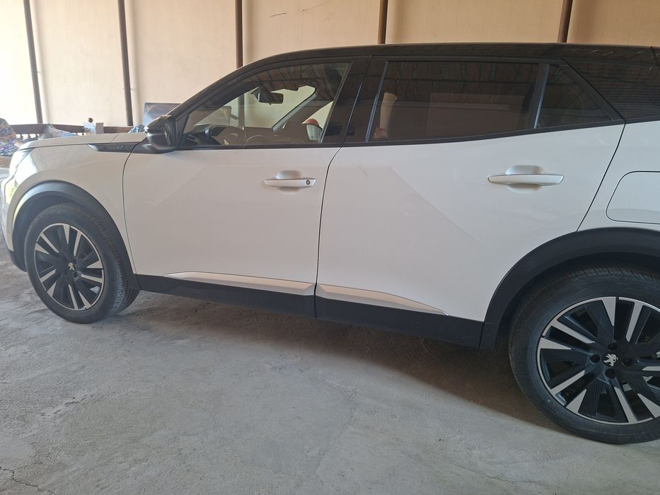 Peugeot e2008. Pejo e2008. Пежо е2008.