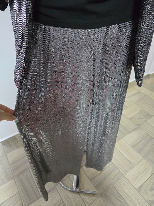 Pantaloni cu paiete argintii, model pentru ocazii diverse, ce atrage p