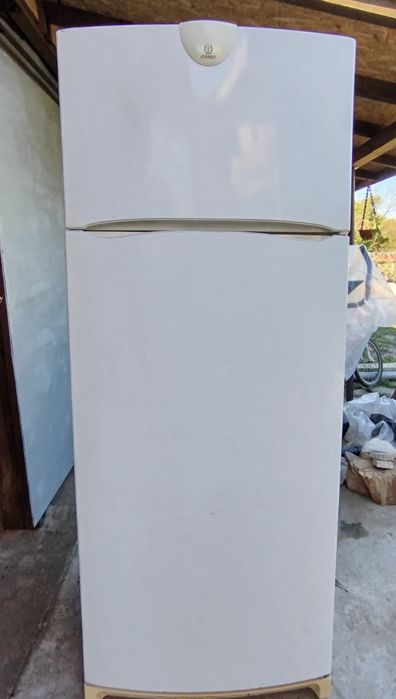Продавам хладилник Indesit
