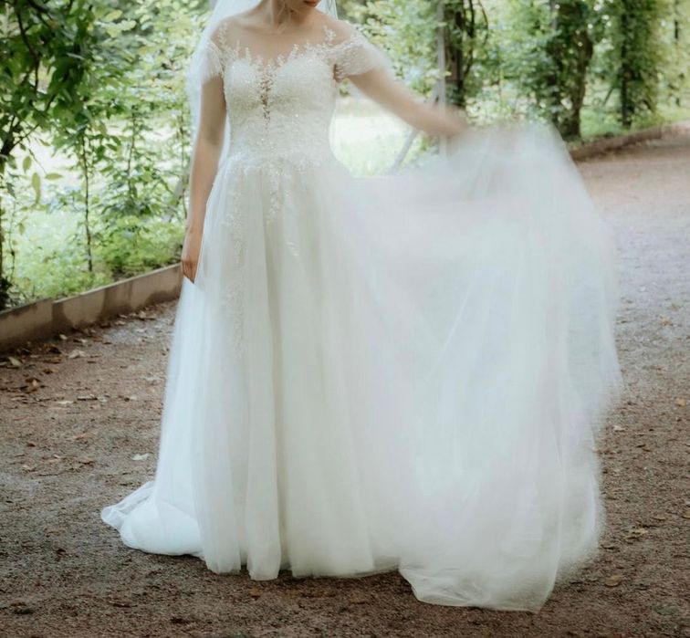 Vând rochie de mireasă deosebită cu dantelă,cristale,achiziție Franța