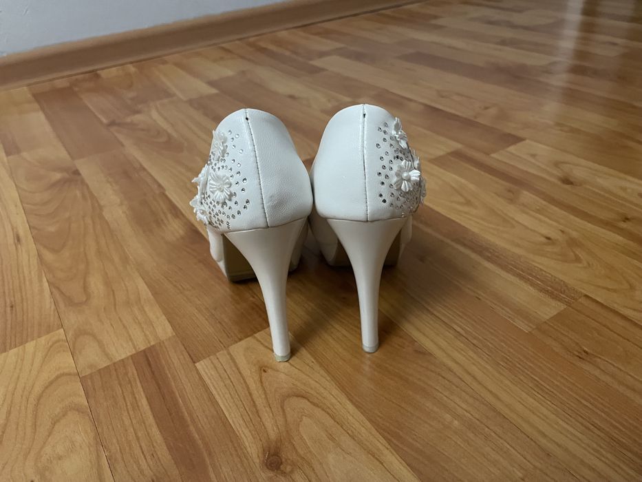 Белые туфли