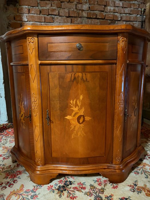 Красив старинен скрин