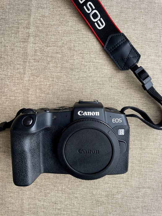 Canon EOS RP + зарядно, нова батерия и 2 допълнителни батерии