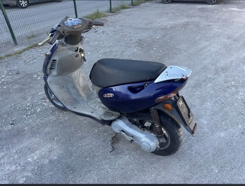 Скутер 50кубика Apriliq sonic със дукументи за регистрация