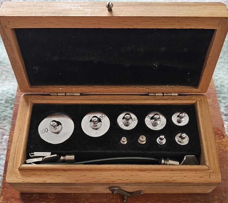 Набор гирек с щипцами