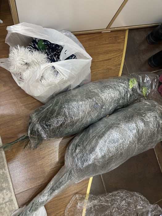 Елка всего 10.000 ! С игрушками и мишурами