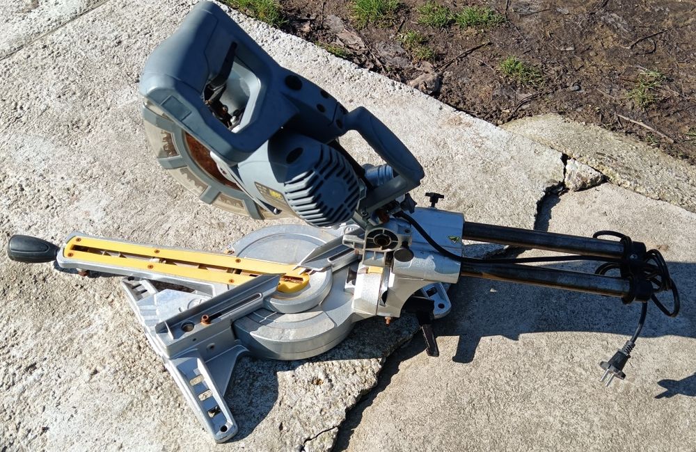 Circular pendular, culisant, unghiular, MeeC Tools, 1800W