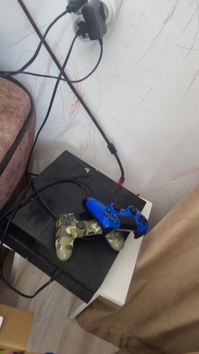 Продаю Ps4 с играмии