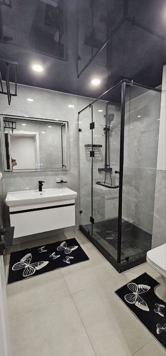 Аренда 1/1/5 Буюк ипак йули, Художник