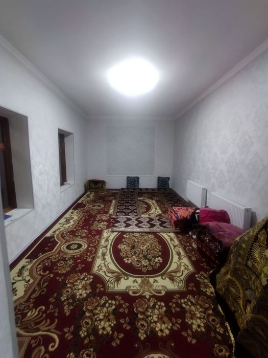 Uchastka sotiladi 5.5 sotix 4 ta xonadan iborat manzil 5 mikrorayon