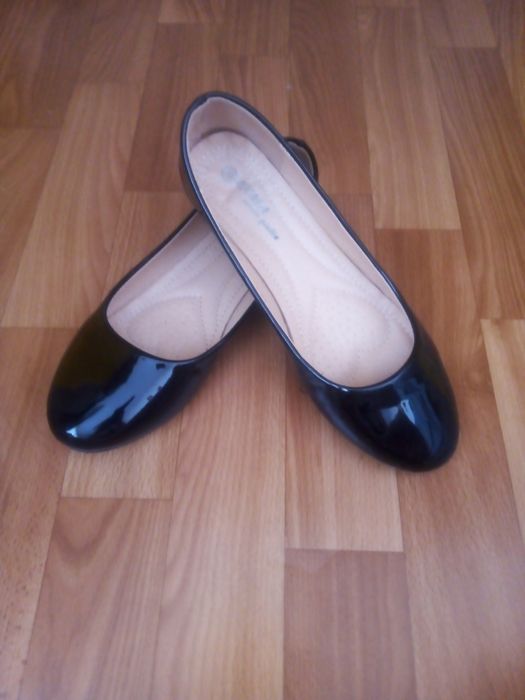 Луксозни нови лачени бални обувки