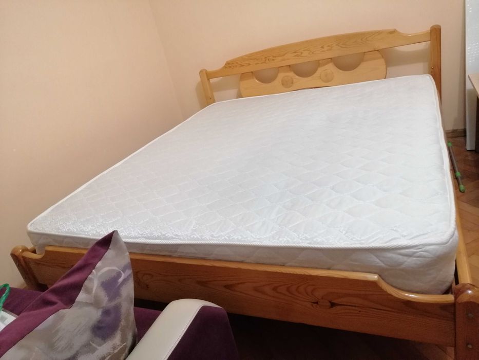 Продавам двойно легло от масивно дърво (чам), двулицев матрак, използван 4 месеца и подматрачна рамка. Размерът на матрака е 164х190 см.