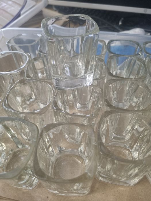 Рюмки в кафе, большое количество