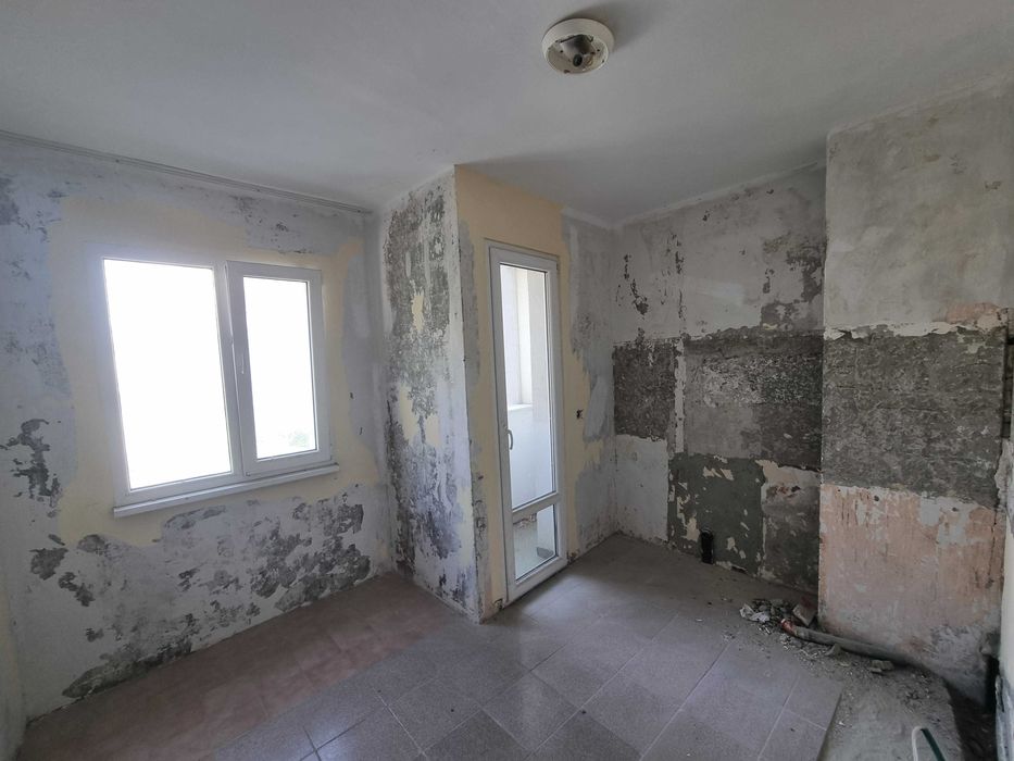 Двустаен апартамент за продажба в саниран блок в кв. Струмско