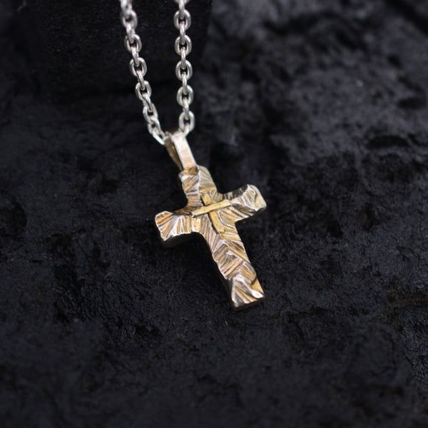 Сребърен медальон 925 Релефен кръст със златни акценти Символ на вяра