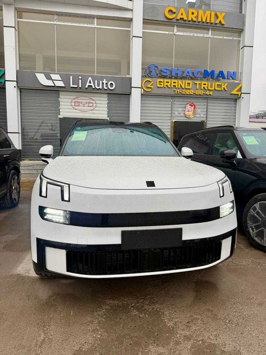 Lynk & Co 900 Ultra qoraga/qora va oqga/apelsin 2026