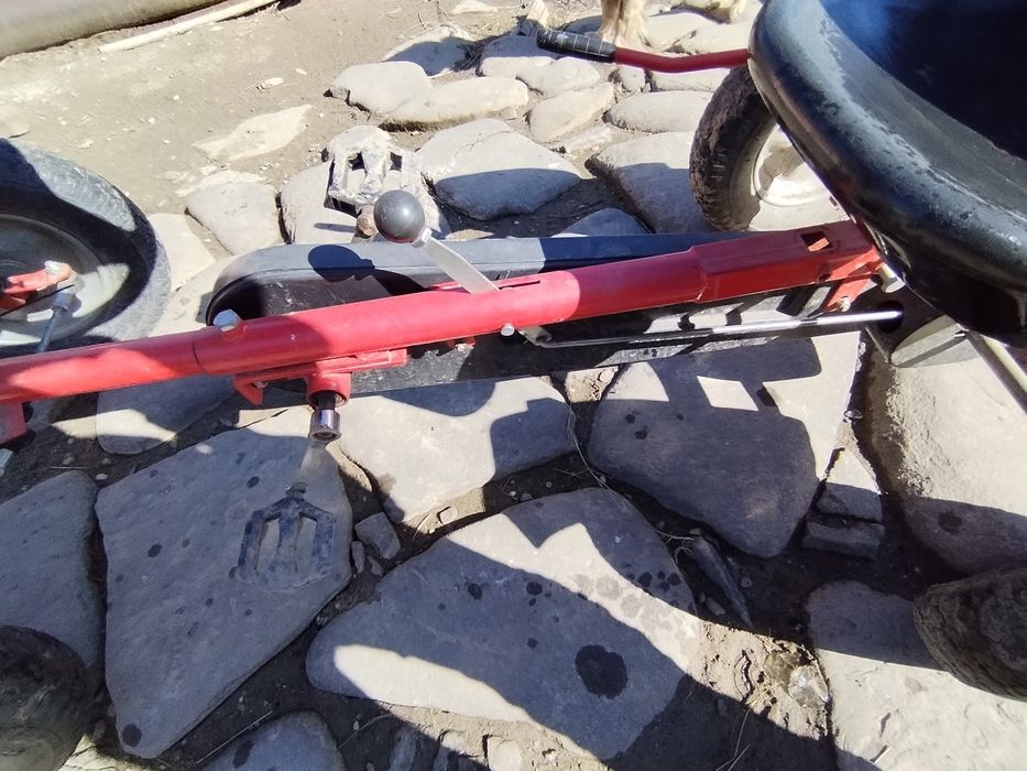 Kart cu pedale cu transmisie pe lanț
