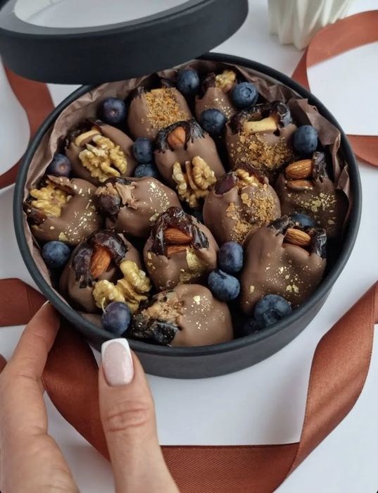 Клубника в шоколаде. Фрукты в шоколаде. Подарки