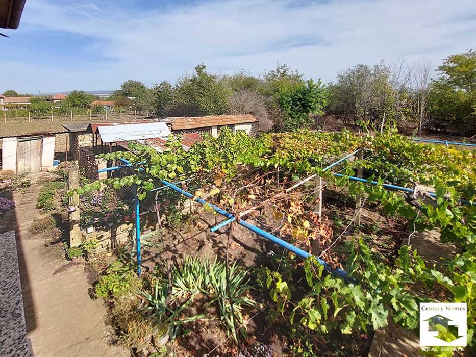 145285 Двуетажна къща с голям и равен двор в  село Куцина