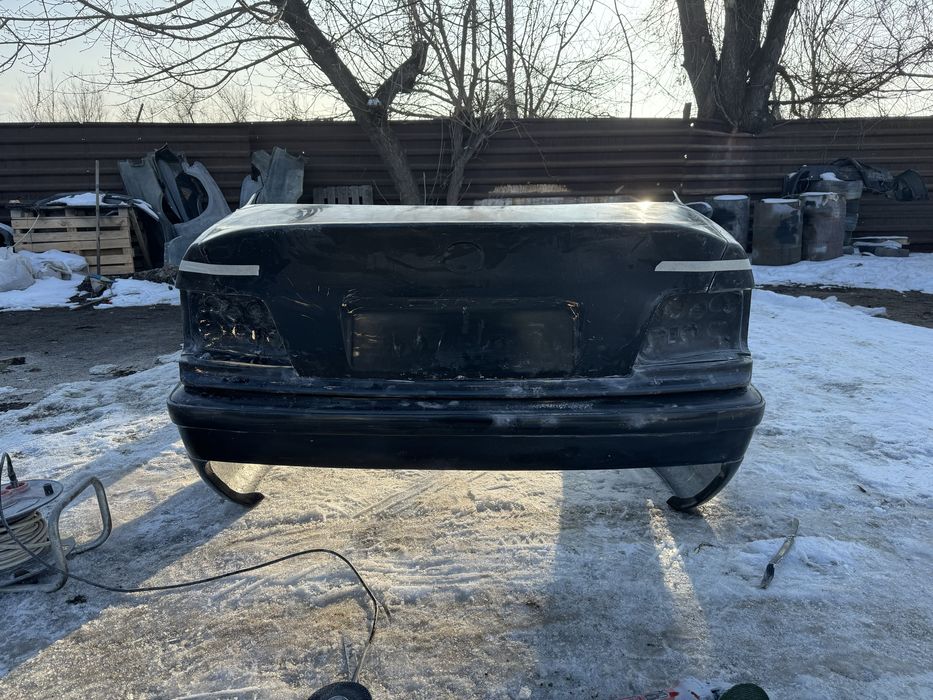 BMW E-36 седан капот