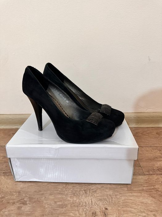 Женский туфли продается.